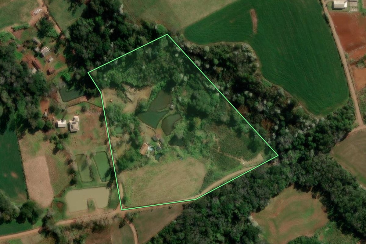 Imagem de satélite do imóvel rural em Francisco Beltrão (PR), com o contorno declarado no CAR desenhado por cima.