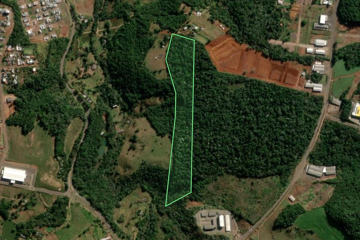 Imagem de satélite do imóvel rural em Francisco Beltrão (PR), com o contorno declarado no CAR desenhado por cima.