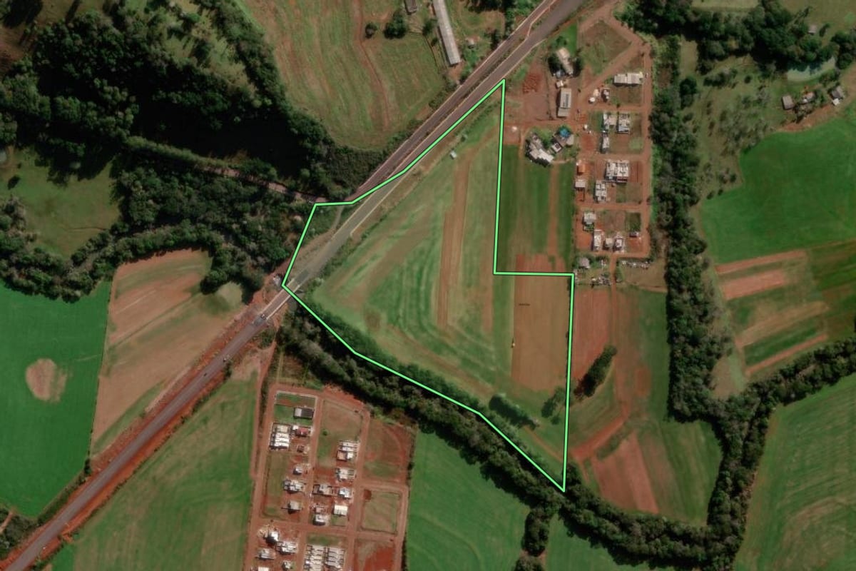 Imagem de satélite do imóvel rural em Francisco Beltrão (PR), com o contorno declarado no CAR desenhado por cima.