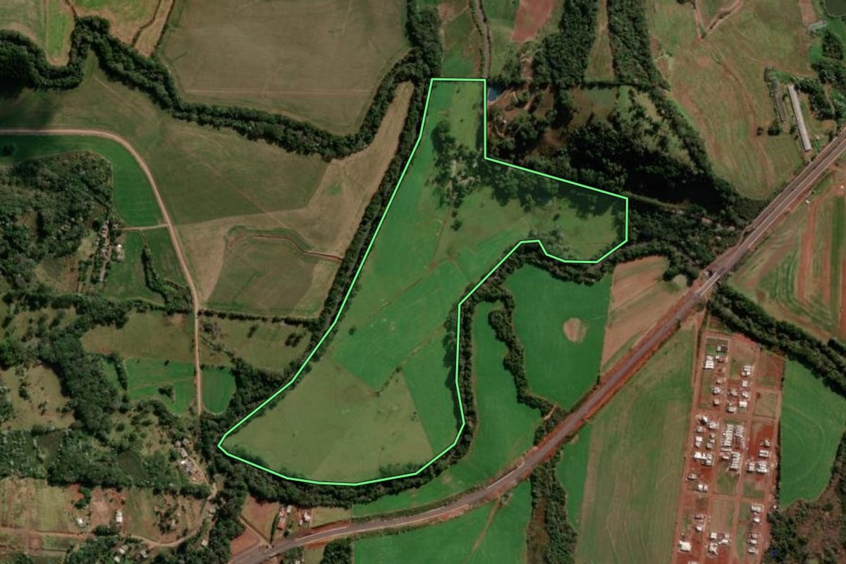 Imagem de satélite do imóvel rural em Francisco Beltrão (PR), com o contorno declarado no CAR desenhado por cima.