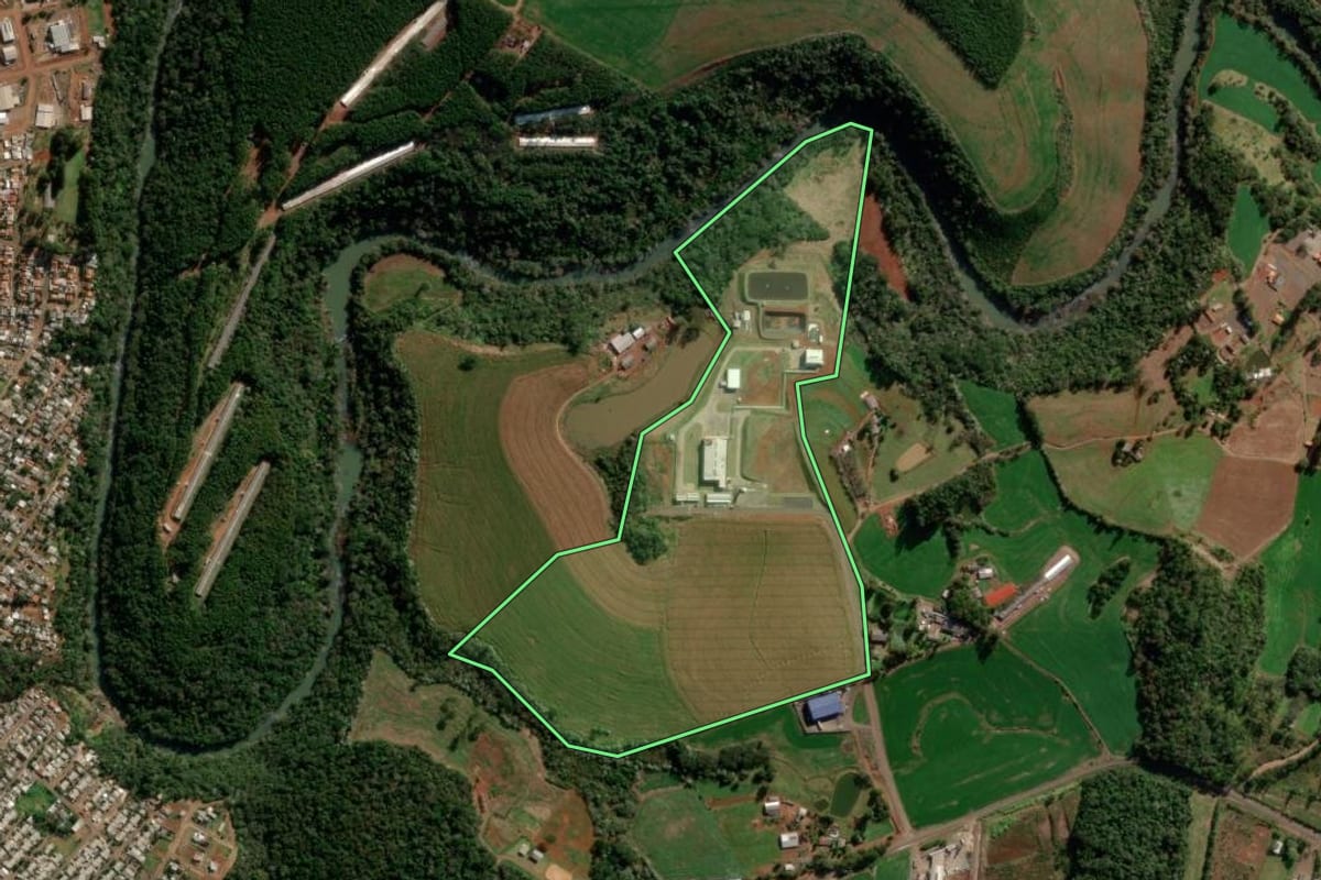 Imagem de satélite do imóvel rural em Francisco Beltrão (PR), com o contorno declarado no CAR desenhado por cima.