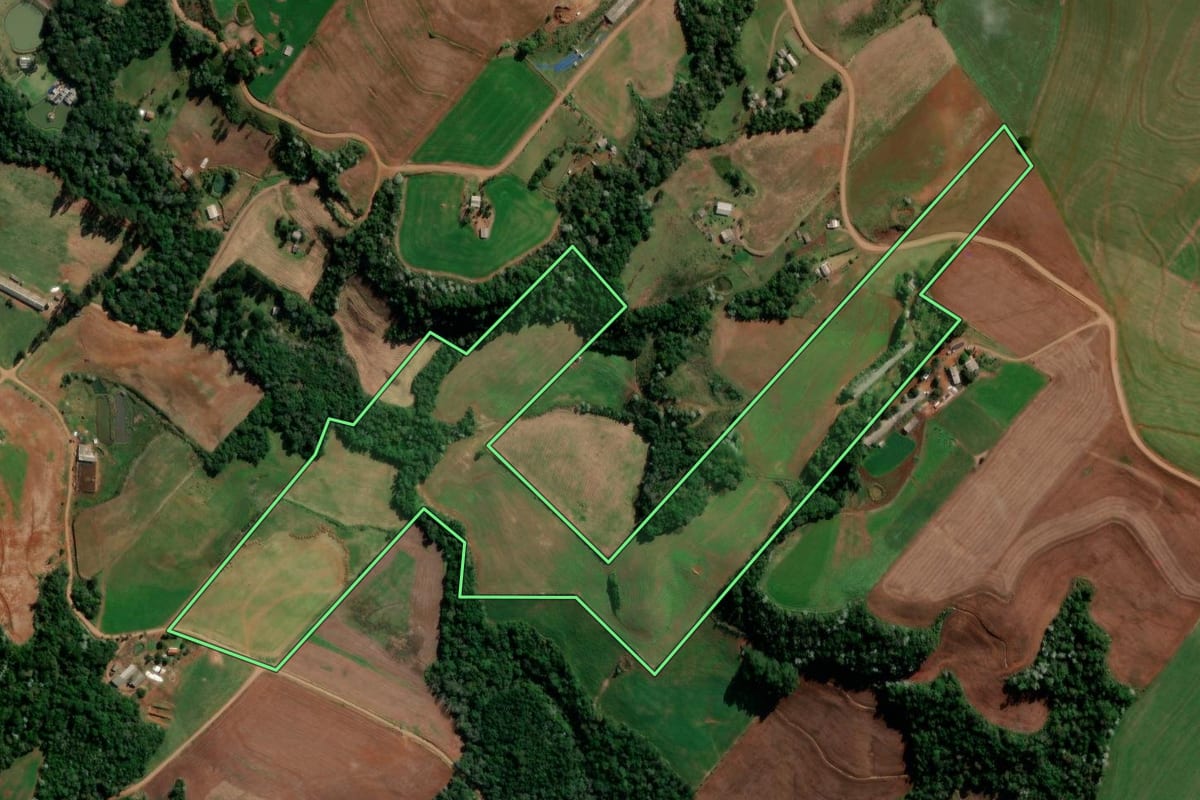 Imagem de satélite do imóvel rural em Francisco Beltrão (PR), com o contorno declarado no CAR desenhado por cima.