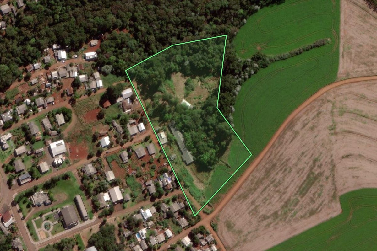 Imagem de satélite do imóvel rural em Francisco Beltrão (PR), com o contorno declarado no CAR desenhado por cima.