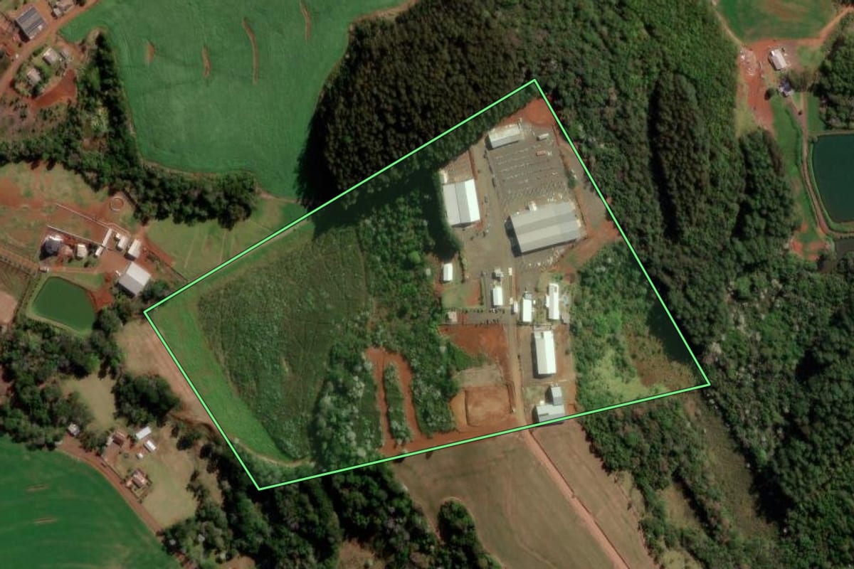 Imagem de satélite do imóvel rural em Francisco Beltrão (PR), com o contorno declarado no CAR desenhado por cima.