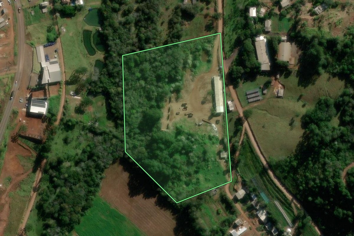 Imagem de satélite do imóvel rural em Francisco Beltrão (PR), com o contorno declarado no CAR desenhado por cima.