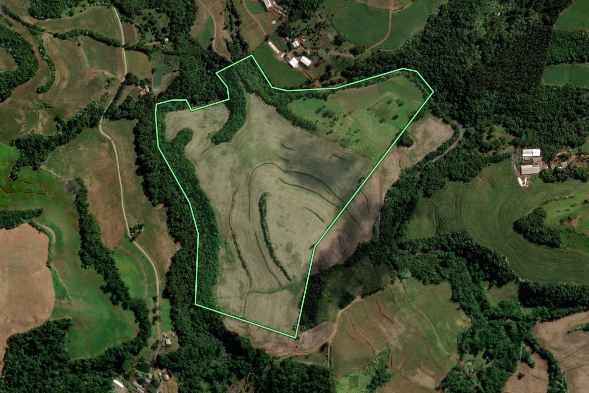 Imagem de satélite do imóvel rural em Francisco Beltrão (PR), com o contorno declarado no CAR desenhado por cima.