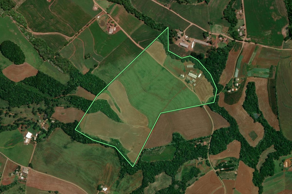 Imagem de satélite do imóvel rural em Francisco Beltrão (PR), com o contorno declarado no CAR desenhado por cima.