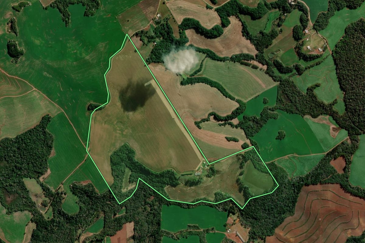 Imagem de satélite do imóvel rural em Francisco Beltrão (PR), com o contorno declarado no CAR desenhado por cima.