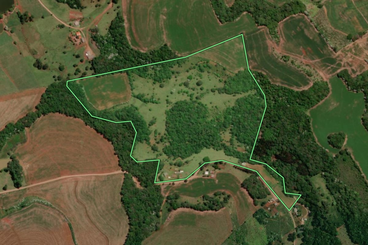 Imagem de satélite do imóvel rural em Francisco Beltrão (PR), com o contorno declarado no CAR desenhado por cima.