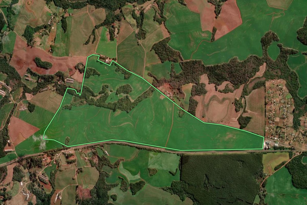 Imagem de satélite do imóvel rural em Francisco Beltrão (PR), com o contorno declarado no CAR desenhado por cima.