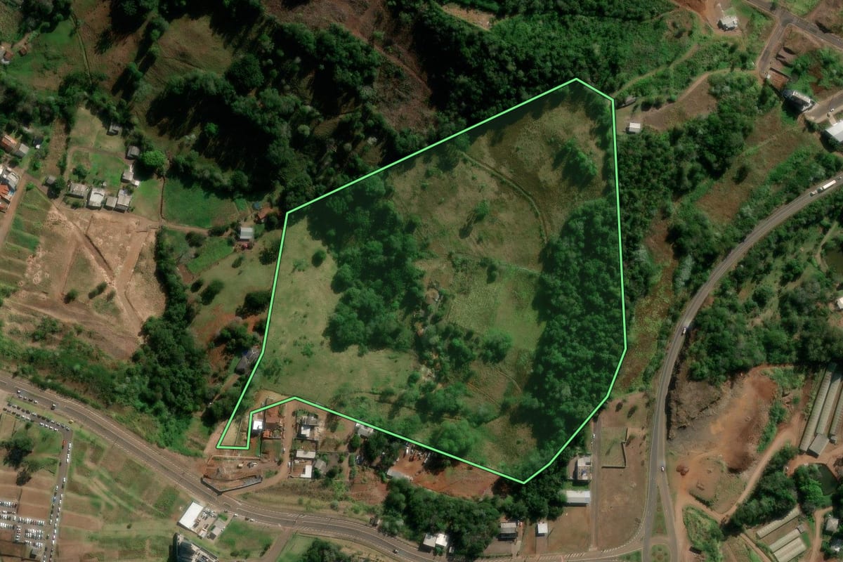 Imagem de satélite do imóvel rural em Francisco Beltrão (PR), com o contorno declarado no CAR desenhado por cima.