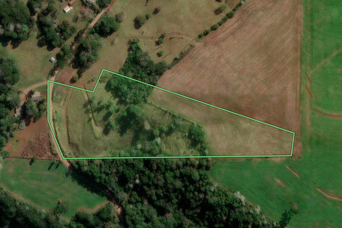 Imagem de satélite do imóvel rural em Francisco Beltrão (PR), com o contorno declarado no CAR desenhado por cima.