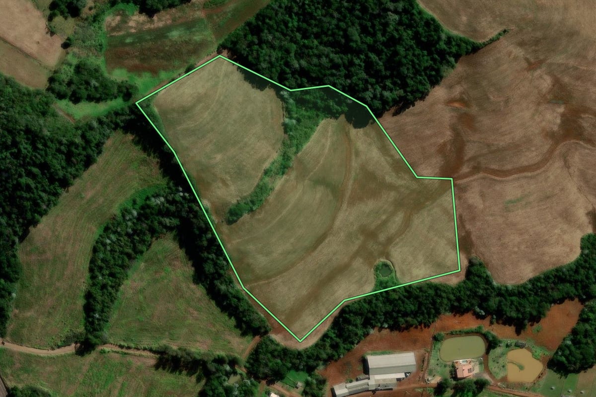 Imagem de satélite do imóvel rural em Francisco Beltrão (PR), com o contorno declarado no CAR desenhado por cima.