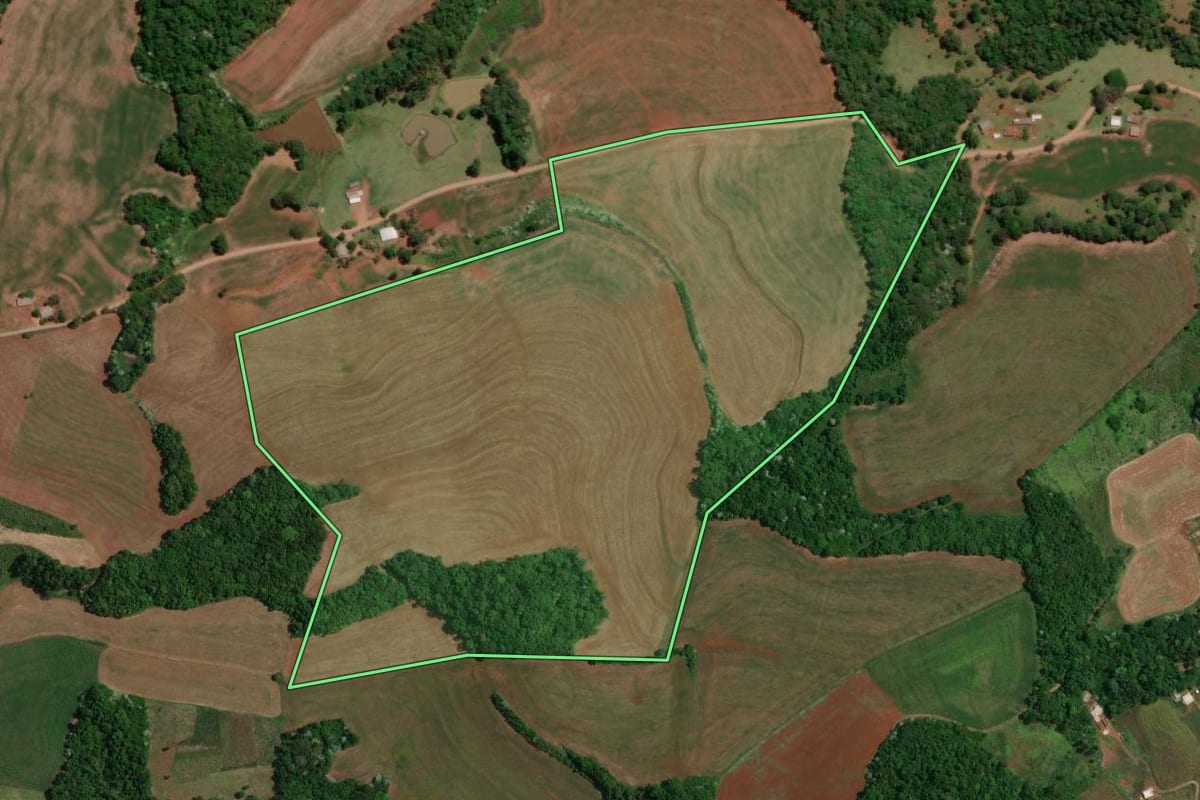 Imagem de satélite do imóvel rural em Francisco Beltrão (PR), com o contorno declarado no CAR desenhado por cima.