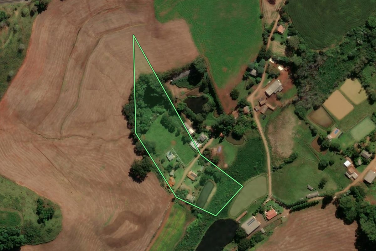 Imagem de satélite do imóvel rural em Francisco Beltrão (PR), com o contorno declarado no CAR desenhado por cima.