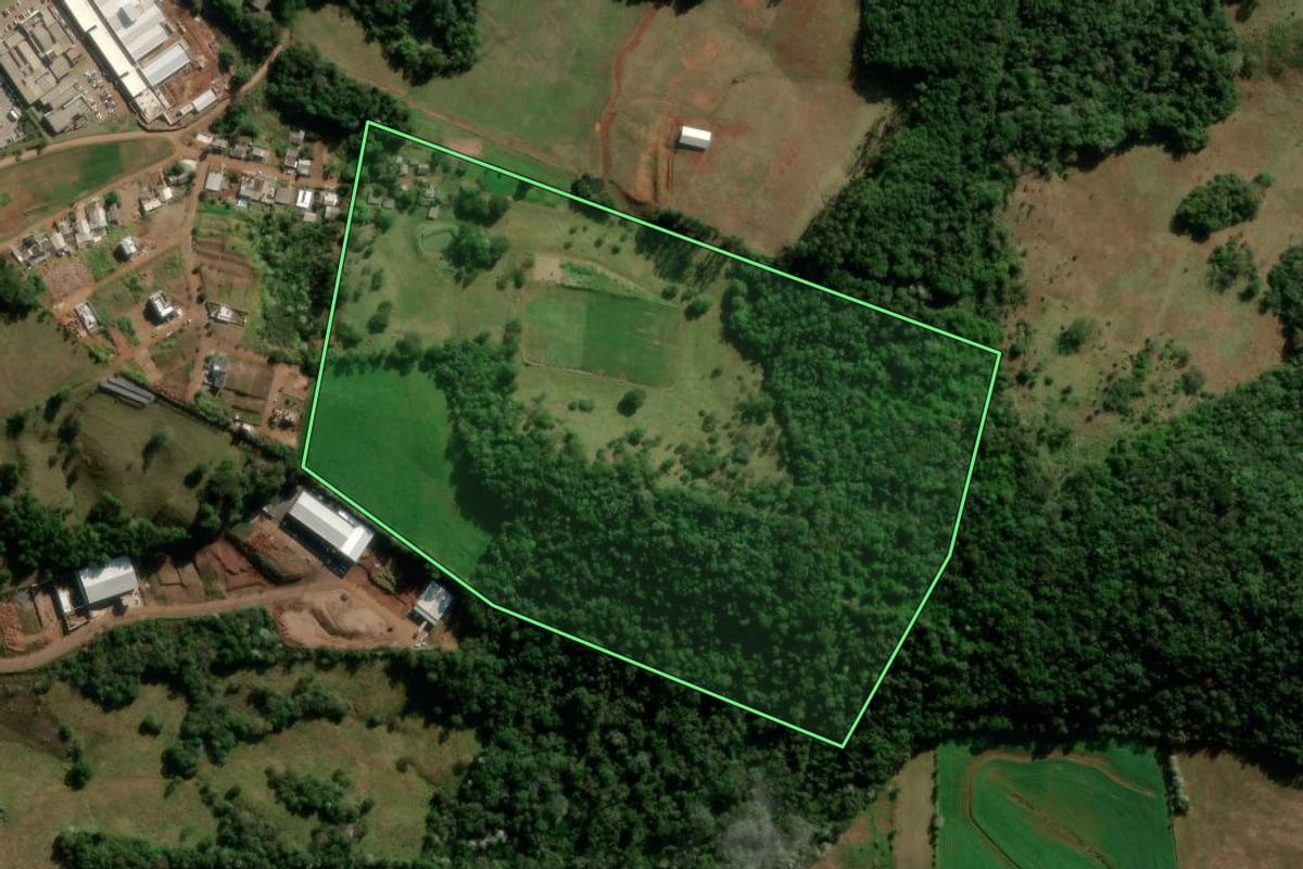 Imagem de satélite do imóvel rural em Francisco Beltrão (PR), com o contorno declarado no CAR desenhado por cima.