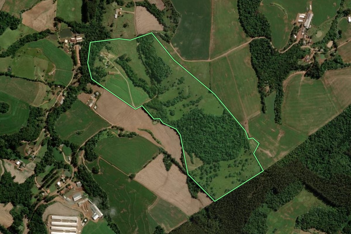 Imagem de satélite do imóvel rural em Francisco Beltrão (PR), com o contorno declarado no CAR desenhado por cima.