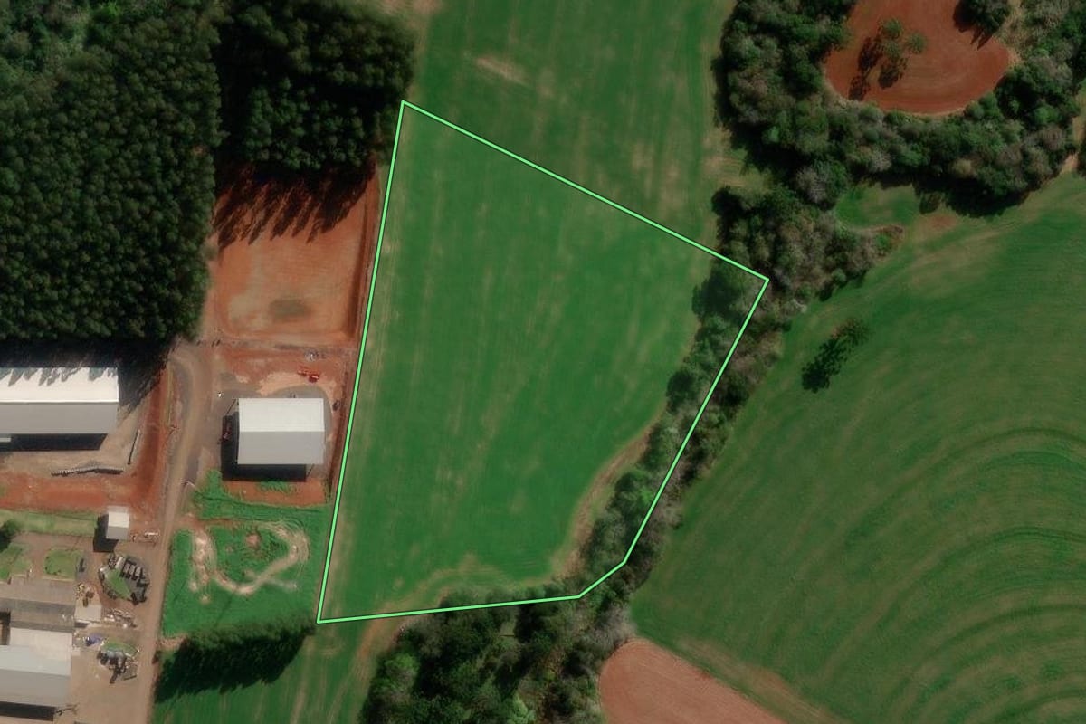 Imagem de satélite do imóvel rural em Francisco Beltrão (PR), com o contorno declarado no CAR desenhado por cima.