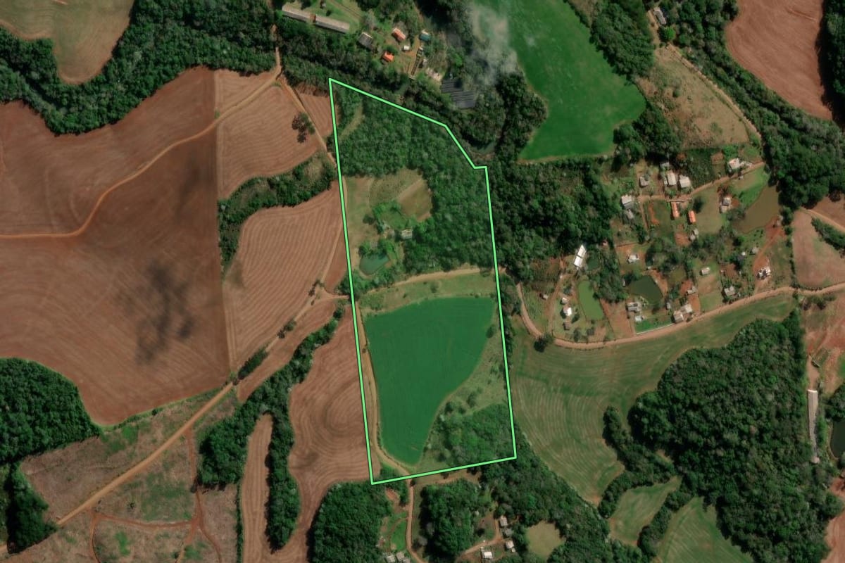 Imagem de satélite do imóvel rural em Francisco Beltrão (PR), com o contorno declarado no CAR desenhado por cima.