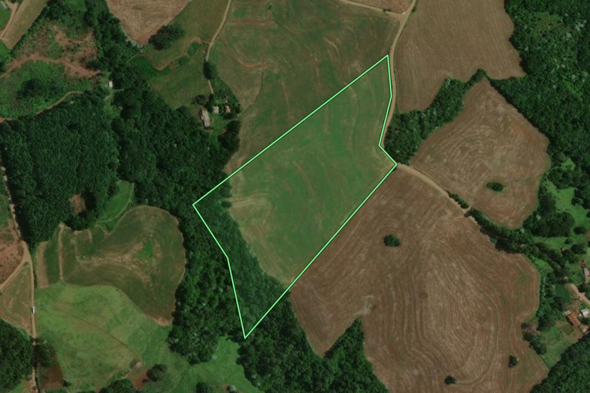 Imagem de satélite do imóvel rural em Francisco Beltrão (PR), com o contorno declarado no CAR desenhado por cima.