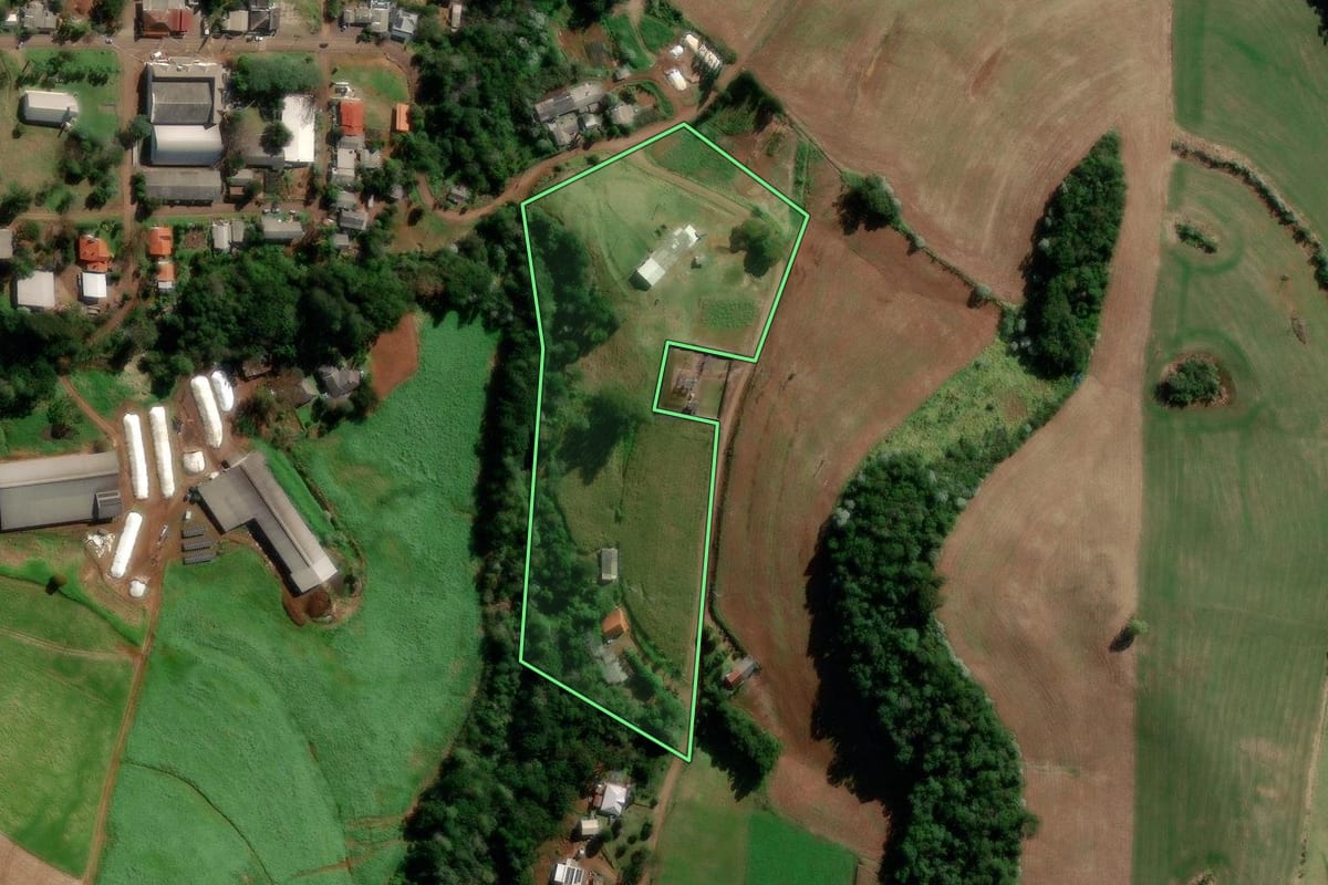 Imagem de satélite do imóvel rural em Francisco Beltrão (PR), com o contorno declarado no CAR desenhado por cima.