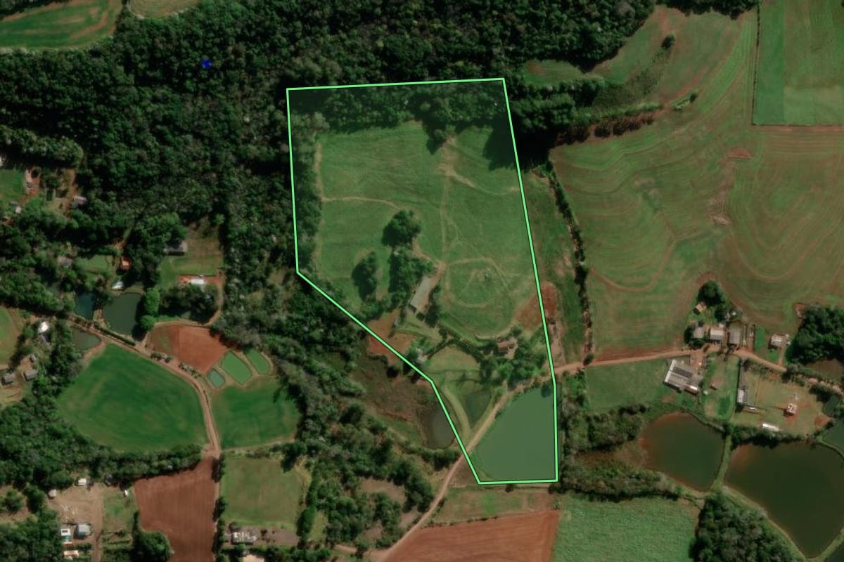 Imagem de satélite do imóvel rural em Francisco Beltrão (PR), com o contorno declarado no CAR desenhado por cima.