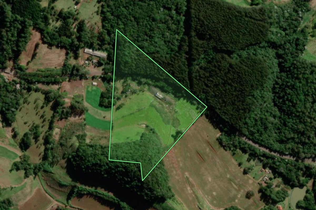 Imagem de satélite do imóvel rural em Francisco Beltrão (PR), com o contorno declarado no CAR desenhado por cima.