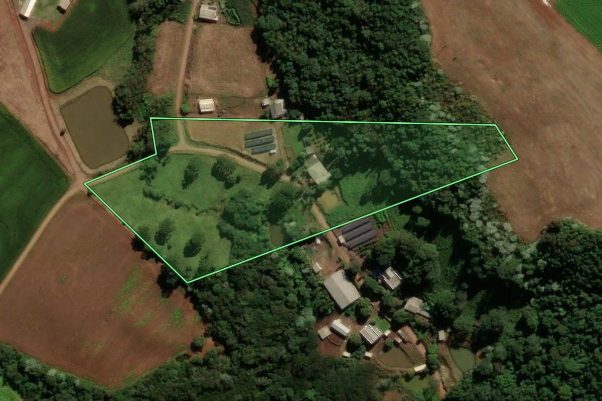 Imagem de satélite do imóvel rural em Francisco Beltrão (PR), com o contorno declarado no CAR desenhado por cima.