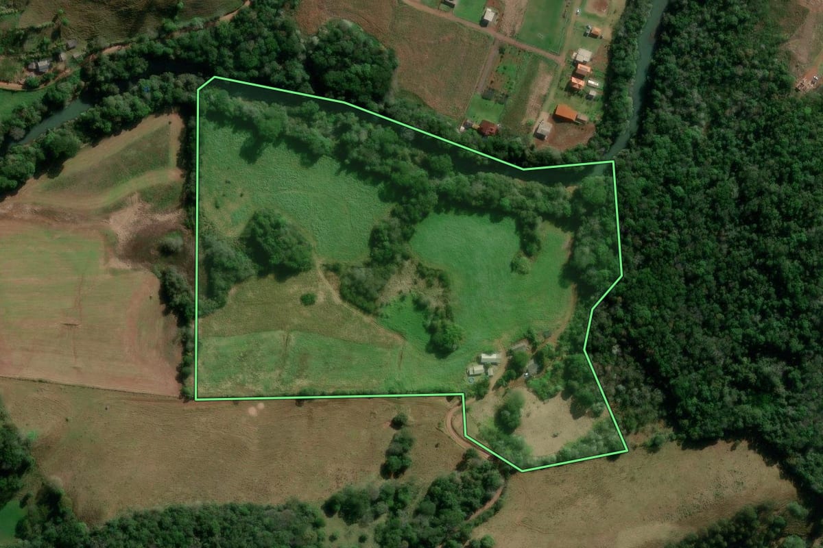 Imagem de satélite do imóvel rural em Francisco Beltrão (PR), com o contorno declarado no CAR desenhado por cima.