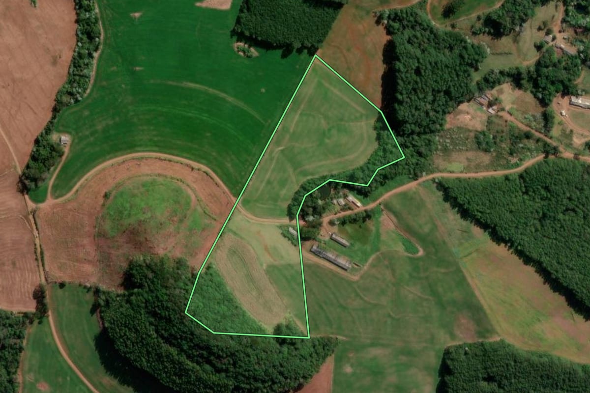 Imagem de satélite do imóvel rural em Francisco Beltrão (PR), com o contorno declarado no CAR desenhado por cima.