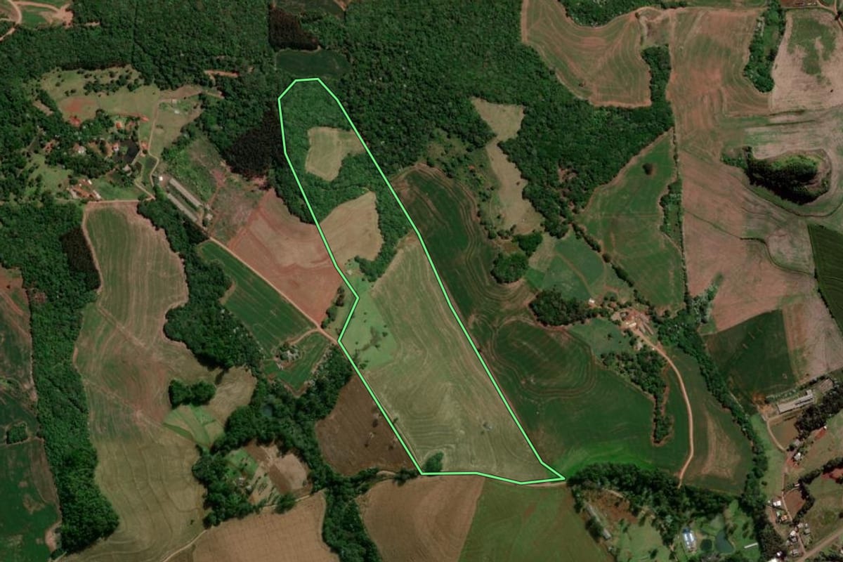 Imagem de satélite do imóvel rural em Francisco Beltrão (PR), com o contorno declarado no CAR desenhado por cima.