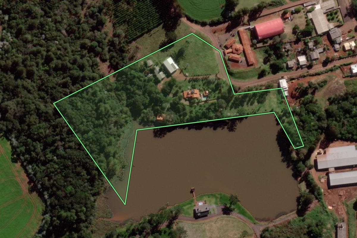 Imagem de satélite do imóvel rural em Francisco Beltrão (PR), com o contorno declarado no CAR desenhado por cima.