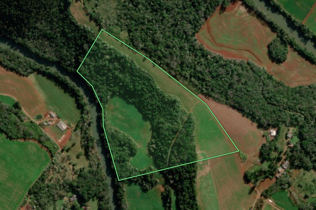Imagem de satélite do imóvel rural em Francisco Beltrão (PR), com o contorno declarado no CAR desenhado por cima.