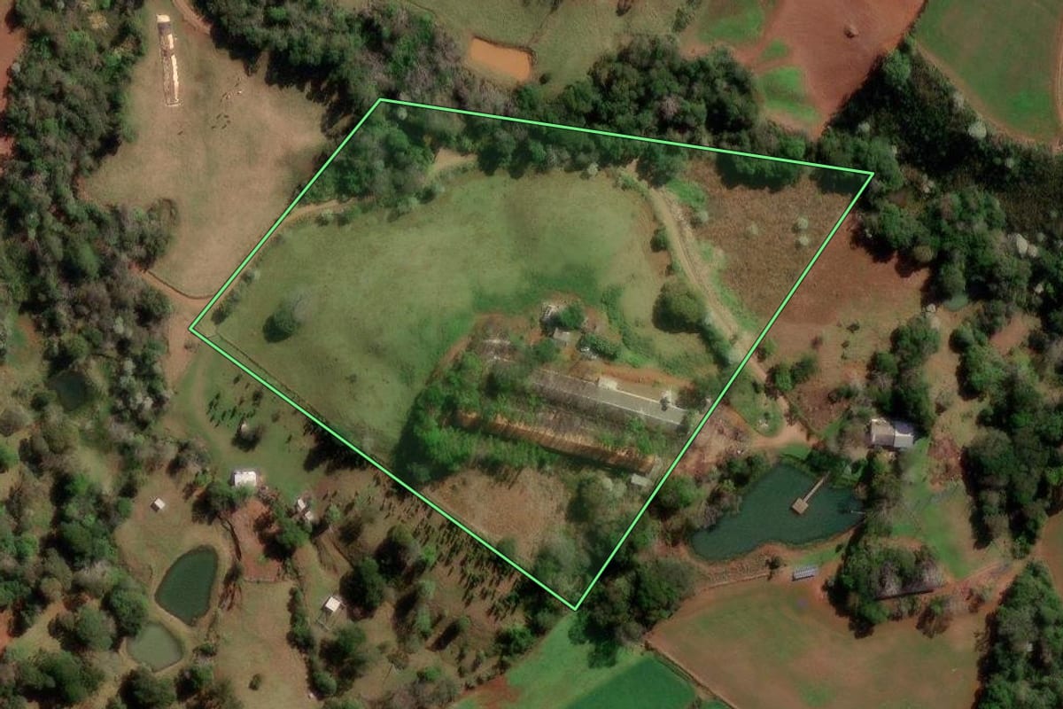 Imagem de satélite do imóvel rural em Francisco Beltrão (PR), com o contorno declarado no CAR desenhado por cima.