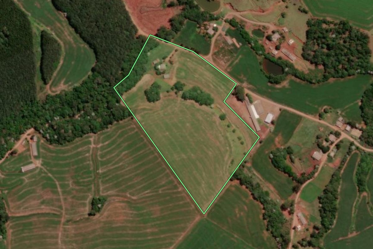Imagem de satélite do imóvel rural em Francisco Beltrão (PR), com o contorno declarado no CAR desenhado por cima.