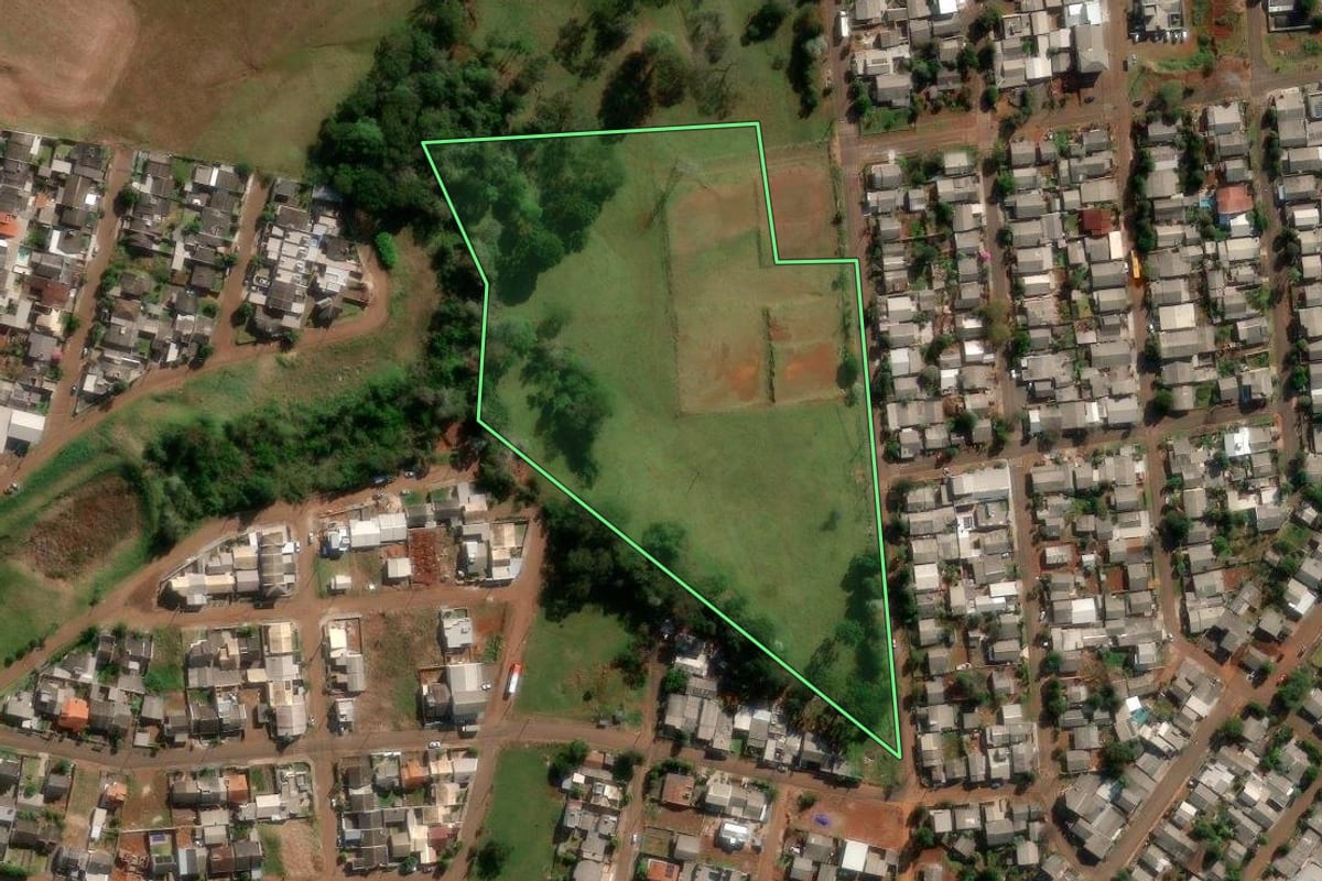 Imagem de satélite do imóvel rural em Francisco Beltrão (PR), com o contorno declarado no CAR desenhado por cima.