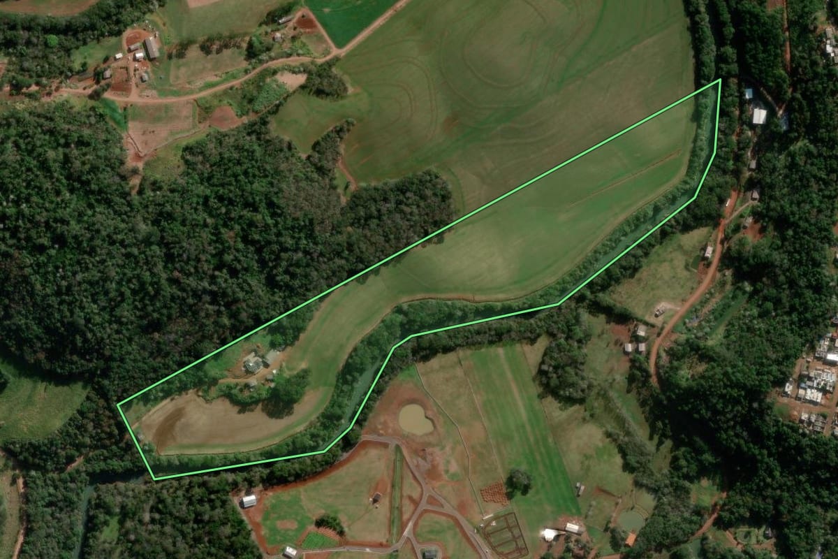Imagem de satélite do imóvel rural em Francisco Beltrão (PR), com o contorno declarado no CAR desenhado por cima.