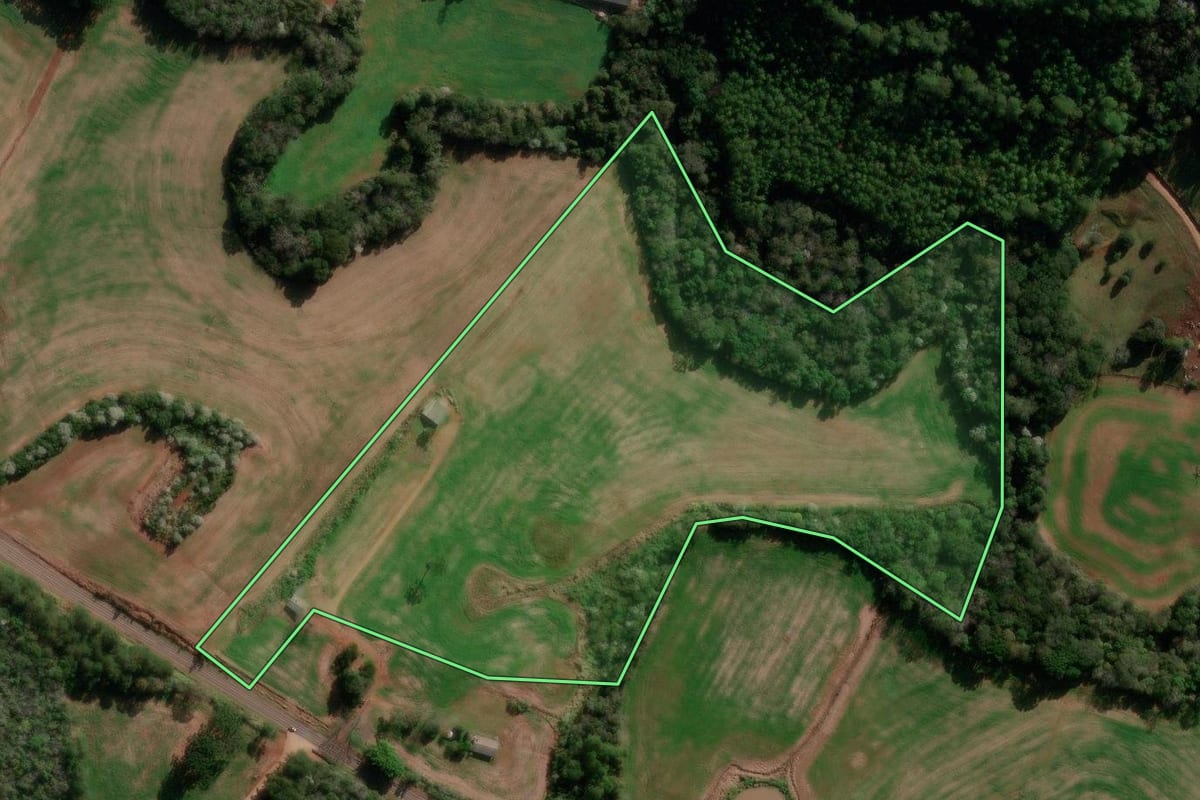Imagem de satélite do imóvel rural em Francisco Beltrão (PR), com o contorno declarado no CAR desenhado por cima.