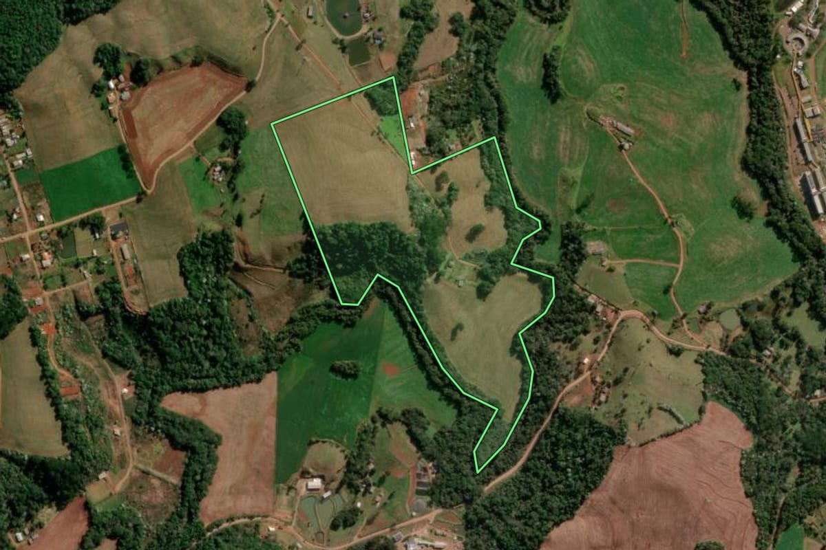 Imagem de satélite do imóvel rural em Francisco Beltrão (PR), com o contorno declarado no CAR desenhado por cima.