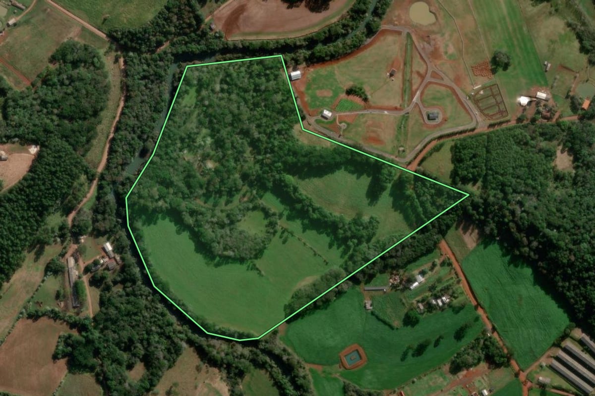 Imagem de satélite do imóvel rural em Francisco Beltrão (PR), com o contorno declarado no CAR desenhado por cima.