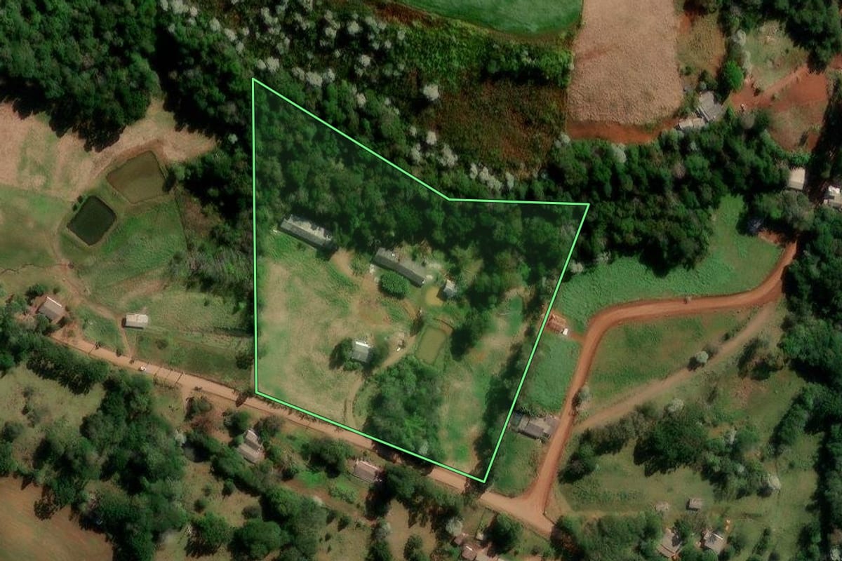 Imagem de satélite do imóvel rural em Francisco Beltrão (PR), com o contorno declarado no CAR desenhado por cima.