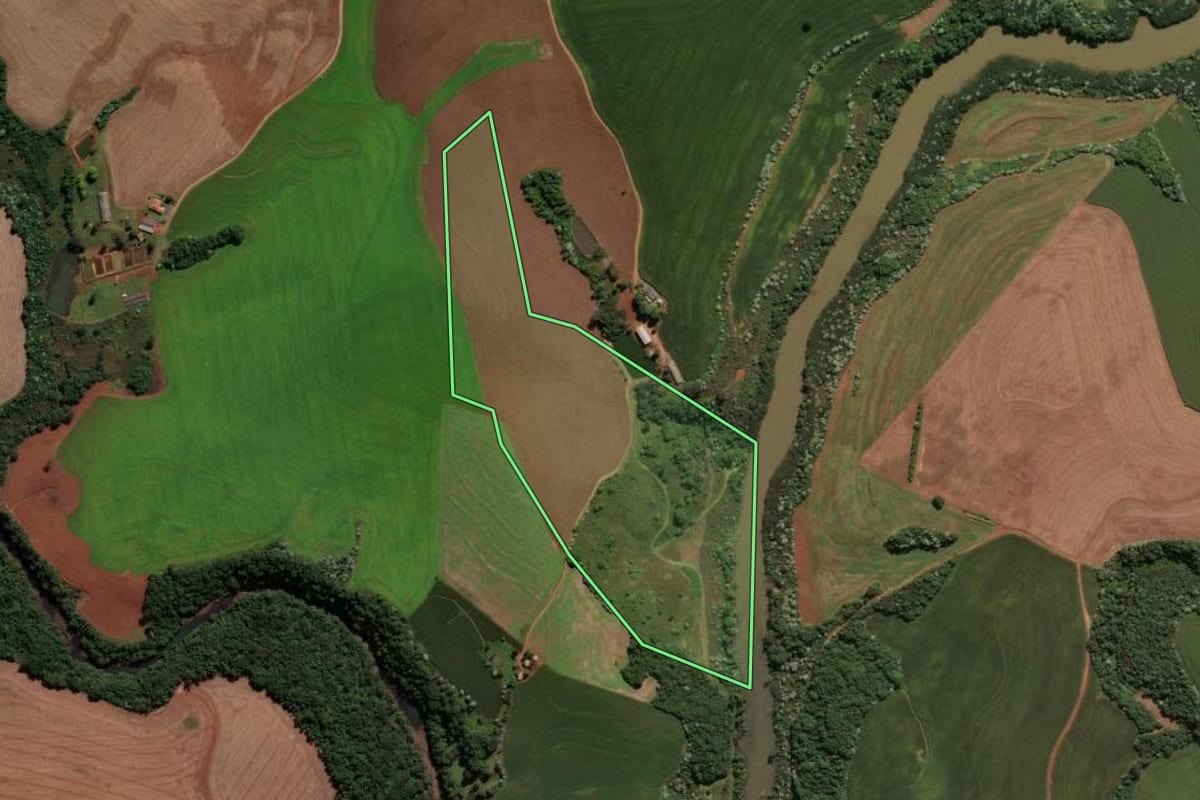 Imagem de satélite do imóvel rural em Francisco Beltrão (PR), com o contorno declarado no CAR desenhado por cima.