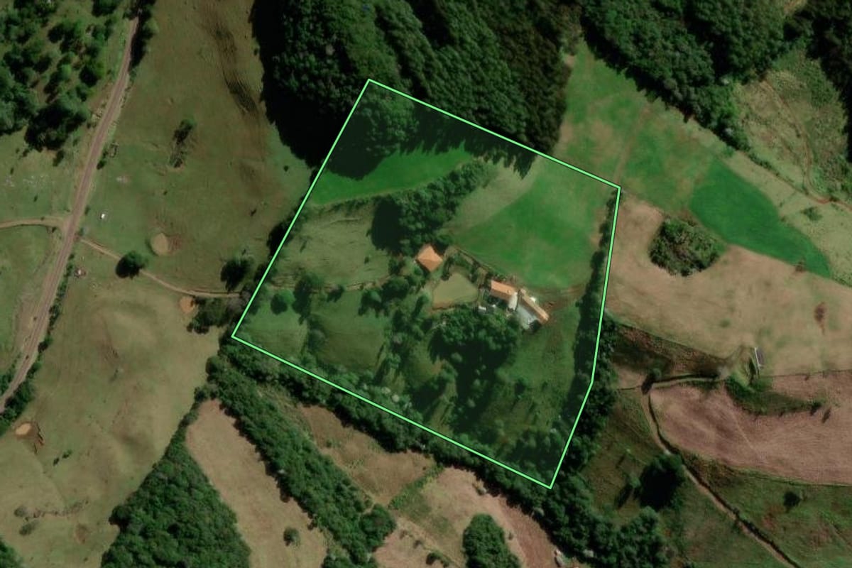 Imagem de satélite do imóvel rural em Francisco Beltrão (PR), com o contorno declarado no CAR desenhado por cima.