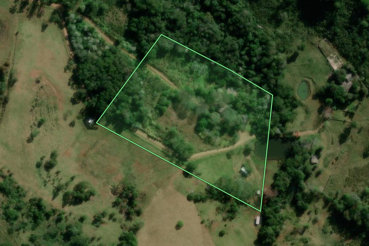 Imagem de satélite do imóvel rural em Francisco Beltrão (PR), com o contorno declarado no CAR desenhado por cima.