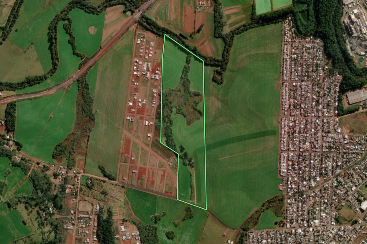 Imagem de satélite do imóvel rural em Francisco Beltrão (PR), com o contorno declarado no CAR desenhado por cima.