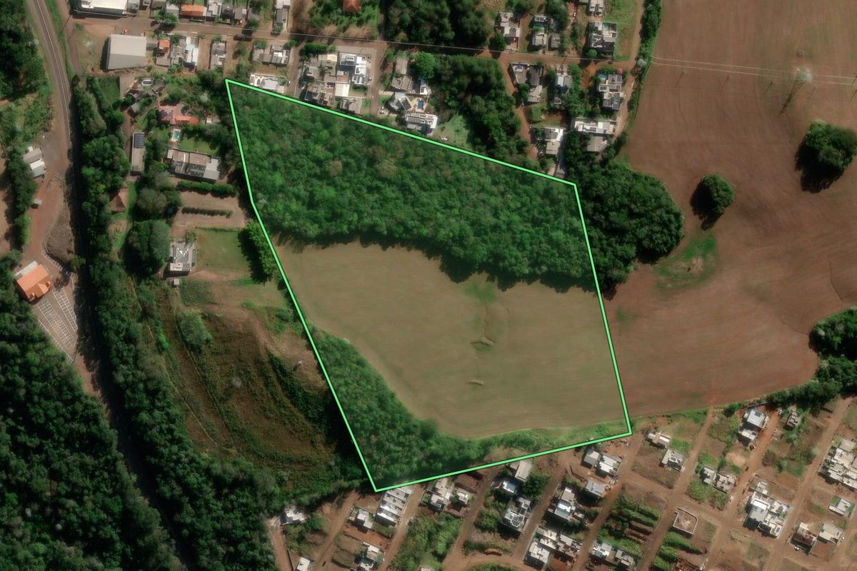 Imagem de satélite do imóvel rural em Francisco Beltrão (PR), com o contorno declarado no CAR desenhado por cima.