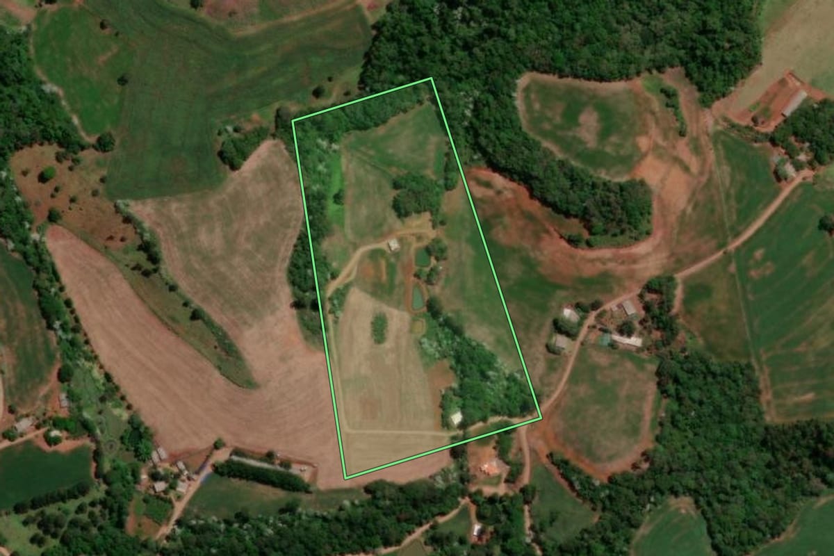Imagem de satélite do imóvel rural em Francisco Beltrão (PR), com o contorno declarado no CAR desenhado por cima.