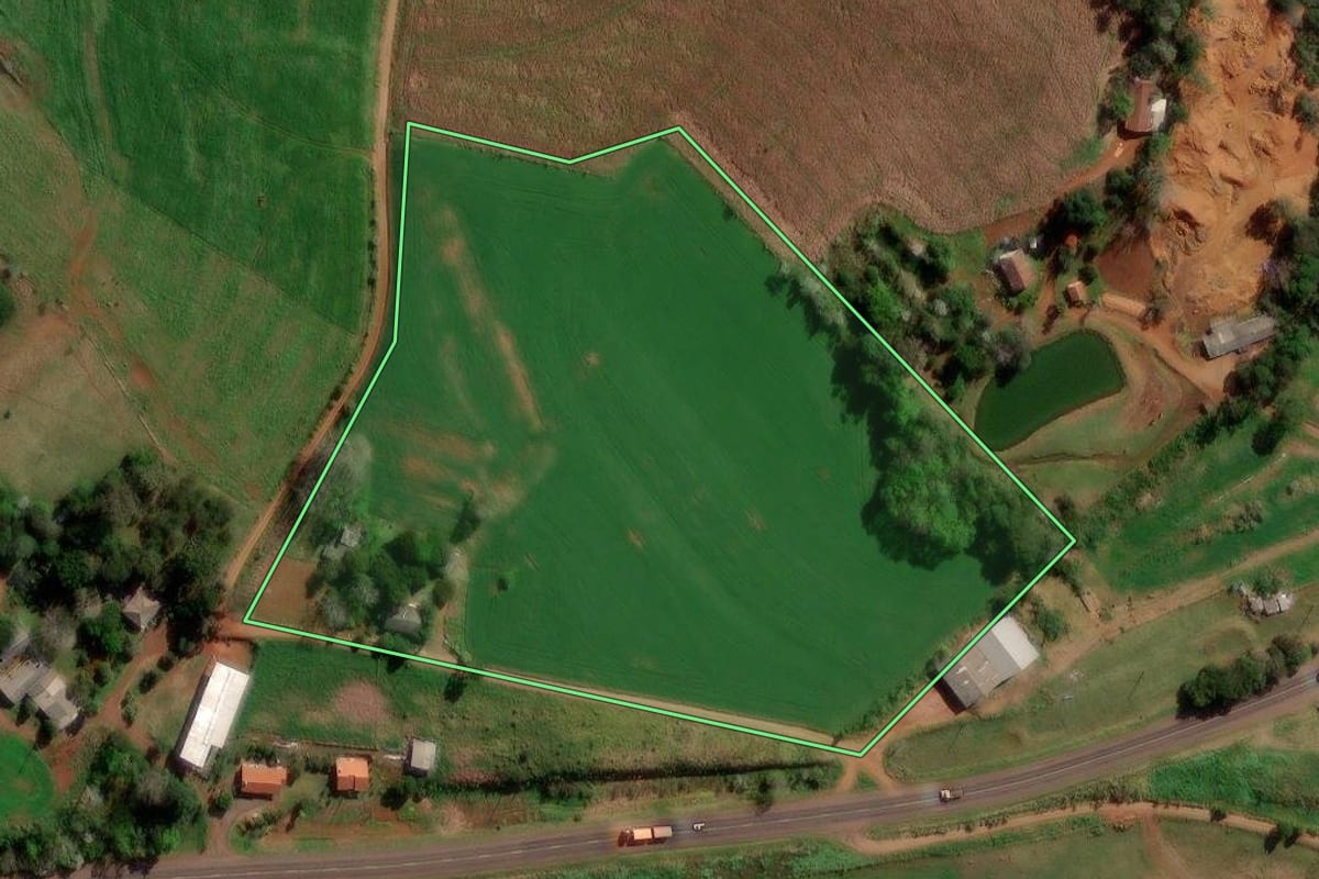 Imagem de satélite do imóvel rural em Francisco Beltrão (PR), com o contorno declarado no CAR desenhado por cima.