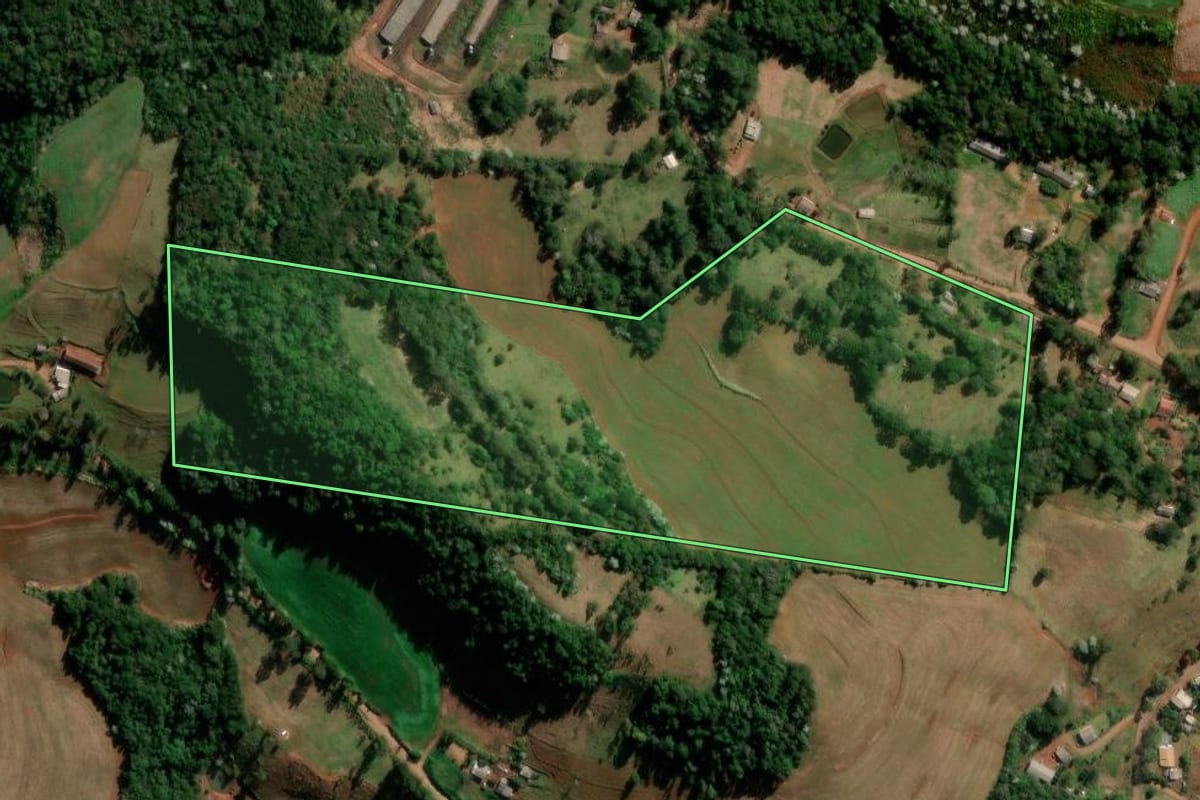 Imagem de satélite do imóvel rural em Francisco Beltrão (PR), com o contorno declarado no CAR desenhado por cima.