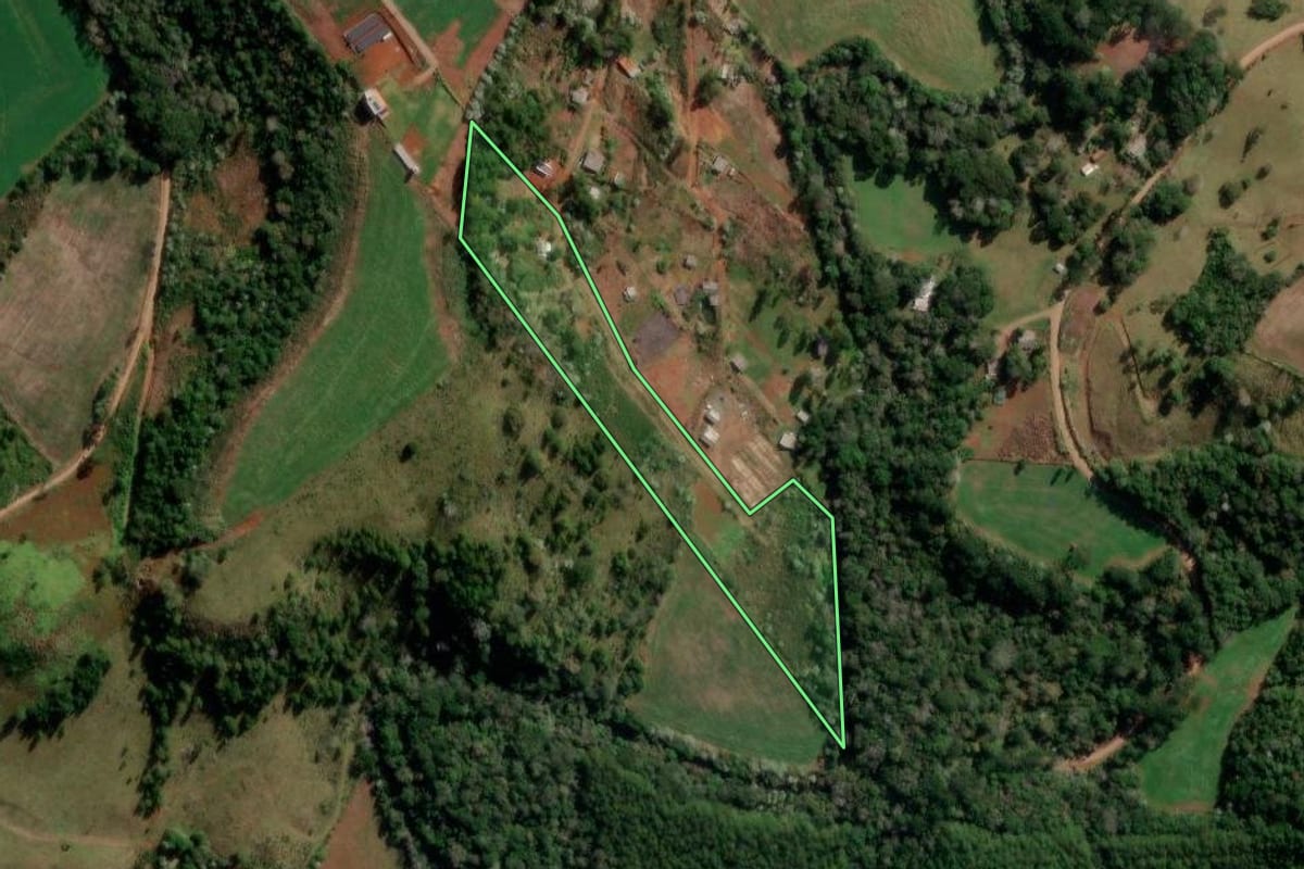 Imagem de satélite do imóvel rural em Francisco Beltrão (PR), com o contorno declarado no CAR desenhado por cima.